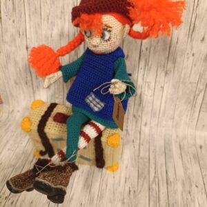 Kootud "Pippi Pikksukk" koos kohvriga. Kõrgus 45 cm.